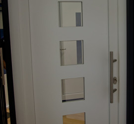 Haustür außen weiß 4Fenster Quadrate