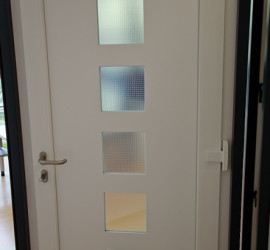 Haustür-innen_weiß-5Sichtfenster-Quadrate
