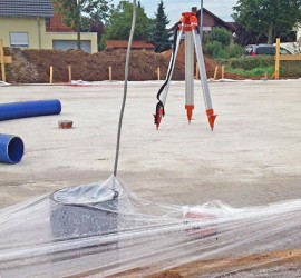 Fast fertige Bodenplatte 25.08.2014, Schnurgerüst im Hintergrund