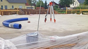 Fast fertige Bodenplatte 25.08.2014, Schnurgerüst im Hintergrund