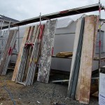 Um das Haus herum aufgestellte Gerüstteile