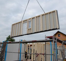 Am Kran schwebende Ostwand (Haustürwand)