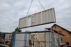 Am Kran schwebende Ostwand (Haustürwand, 8:41 Uhr)