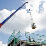 Hausstelltermin Tag2: Kran mit Dachsteinen