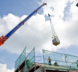 Hausstelltermin Tag2: Kran mit Dachsteinen