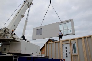 Am Kran schwebende Westwand