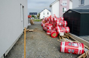 Steinwollestapel an der Haustürseite (Wand verputzt)