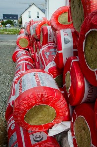 Steinwollestapel an der Haustürseite