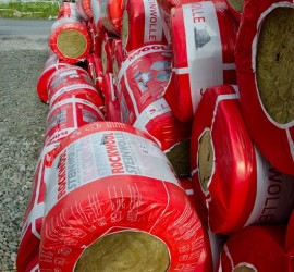 Steinwollestapel an der Haustürseite