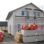 Materialienberg von Steinwolle und Rigipsplatten