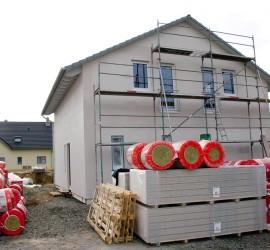 Materialienberg von Steinwolle und Rigipsplatten