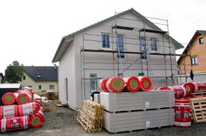 Materialienberg von Steinwolle und Rigipsplatten