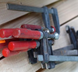 Für Quellvergussmörtel verwendete Schraubzwingen