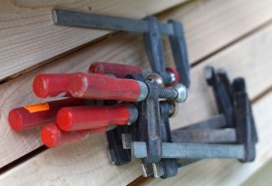 Für Quellvergussmörtel verwendete Schraubzwingen