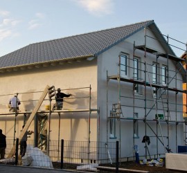 Verputzarbeiten Haustürwand