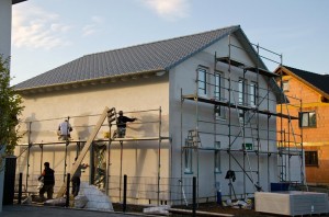 Verputzarbeiten Haustürwand