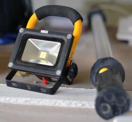 LED-Baustrahler und Akku-Leuchte