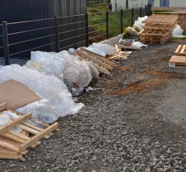 Materialreste vor den Aufräumarbeiten