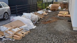 Materialreste vor den Aufräumarbeiten