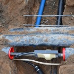 An Hauptrohr angeschlossenes Stromkabel