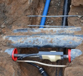 An Hauptrohr angeschlossenes Stromkabel