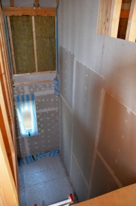 Treppenhaus vorm Einbau der Holztreppe mit Leiter am Bildrand