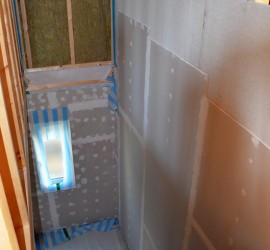 Treppenhaus vorm Einbau der Holztreppe mit Leiter am Bildrand