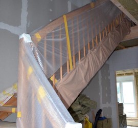 Treppe mit Schutfolie und -decken