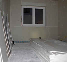 Arbeitszimmer mit Rigipsplatten und geschrumpftem Stapel