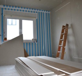 Arbeitszimmer mit reduziertem Rigipsplattenstapel