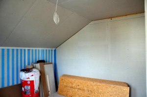 Bibliothek mit Fermacellwand zum Treppenhaus und Dachbodenplatten