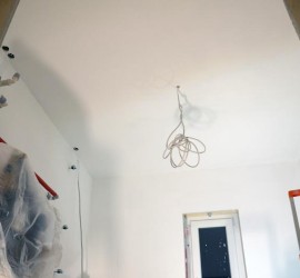 Hausanschlussraum mit Rollputz-Decke, Fensterseite