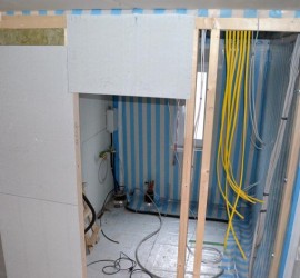 Hausanschlussraum von der Treppe aus mit Netzwerkkabeln