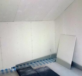 Schlafzimmer mit Rigips-Platten beplankt