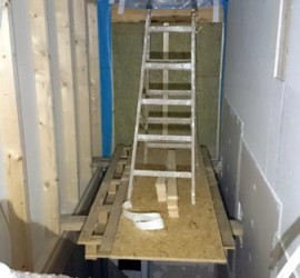 Palettengerüst im Treppenhaus (Oberseite)