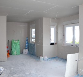 Wohnzimmer und Küche mit fertigen Rigipswänden
