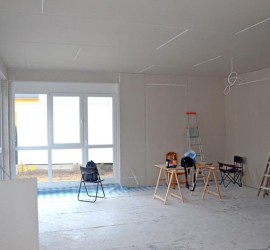 Wohnzimmer mit fertigen Rigipswänden
