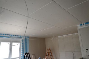 Rigipsplatten an Wohnzimmerdecke