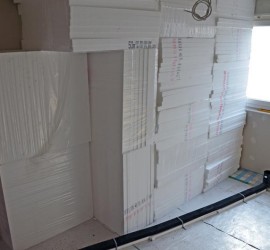 Dämmmaterial für Fußbodenheizungsaufbau im Arbeitszimmer