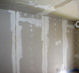 Arbeitszimmer gespachtelt (1. Spachtelgang)