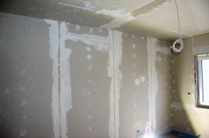 Arbeitszimmer gespachtelt (1. Spachtelgang)