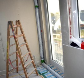 Lüftungsleitung für Entlüftung übers Dach in Bibliothek