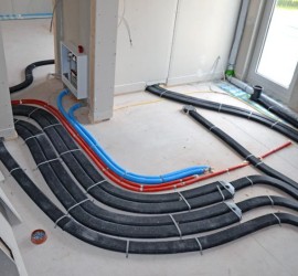 Lüftungs- und Wasserleitungen im Bibliothekszimmer