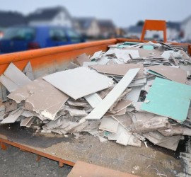 Der mit Gipsplattenresten gefüllte 10 Kubikmeter Container