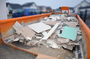 Der mit Gipsplattenresten gefüllte 10 Kubikmeter Container