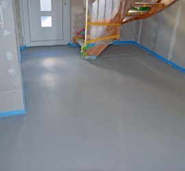 EG-Flur: Estrich mit leichter erreichbarer Treppe und Türschwelle