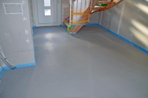 EG-Flur: Estrich mit leichter erreichbarer Treppe und Türschwelle