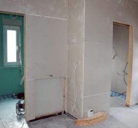 Flur EG mit Rigipsplatten und Heizkreisverteiler