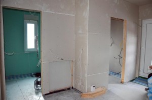 Flur EG mit Rigipsplatten und Heizkreisverteiler