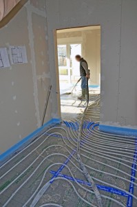 Estrichverlegung im Wohnzimmer, Sicht vom Flur